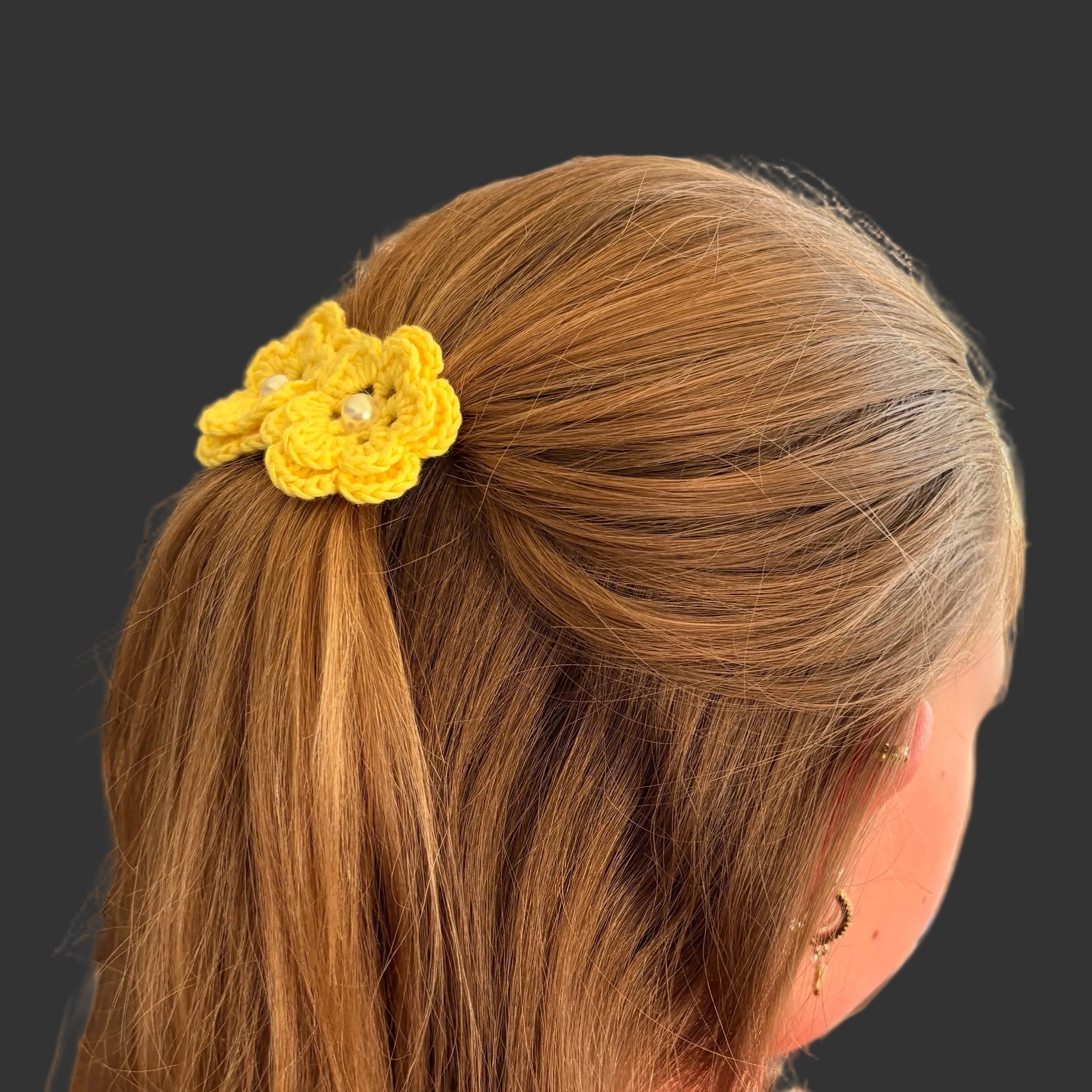 Liten hårspenne med to små blomster